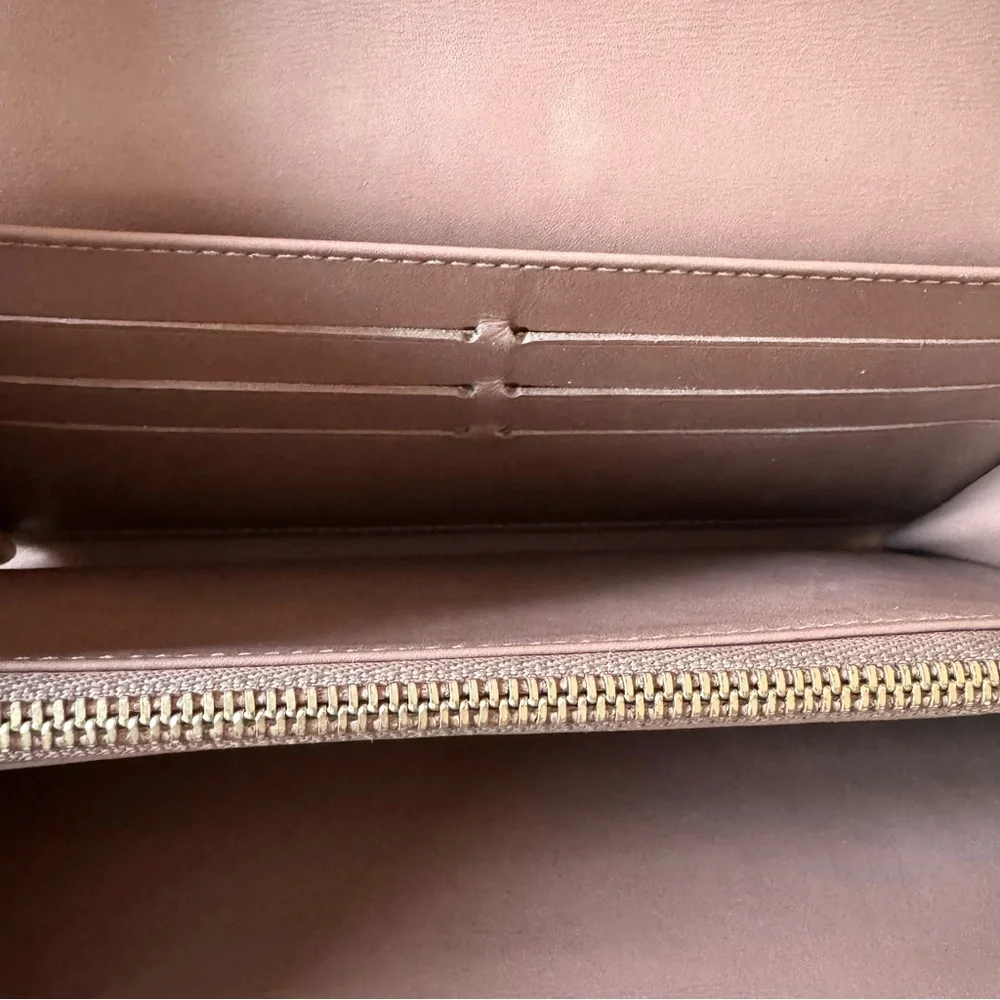 ๐ LOUIS VUITTON Authentic Neutral Pale Pink Patent Leather Wallet. - Picture 6 of 12